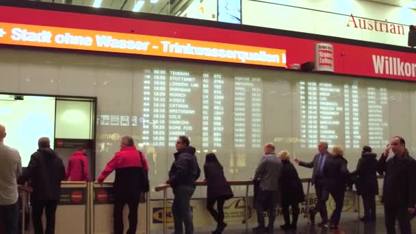 VIENA, ÁUSTRIA - DEZEMBRO, 24 Steadicam tiro da área de chegada do aeroporto internacional e conhecer pessoas. Vídeo 4K — Vídeo de Stock