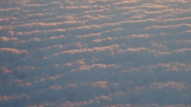 La inclinación aérea disparó sobre nubes densas iluminadas por el sol al atardecer. Vídeo 4K — Vídeos de Stock