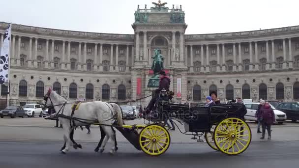 Vienna, Avusturya - 24 Aralık, Steadicam retro atlı arabası Heldenplatz üzerinde Avusturya Milli Kütüphanesi karşı bir kadeh. Popüler turistik cazibe. 4 k klip — Stok video