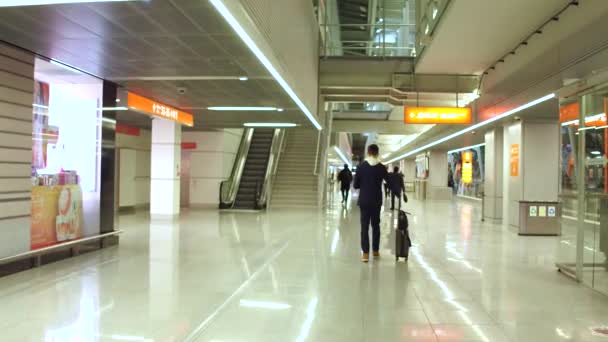 Varšava, Polsko – 24. prosince, Steadicam záběr mužské cestujícího s kufrem na mezinárodním letišti terminálu. 4k video — Stock video