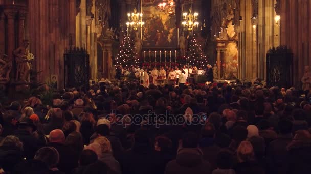 Vienna, Oostenrijk - 24 December, Kerstmis massa in Saint Stephens Cathedral. 4k overhead schot — Stockvideo