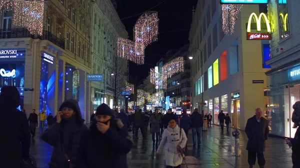 Wien, Österrike - 24 December, jul inredda gågata på kvällen. Populära turistdestinationen med butiker och caféer — Stockfoto