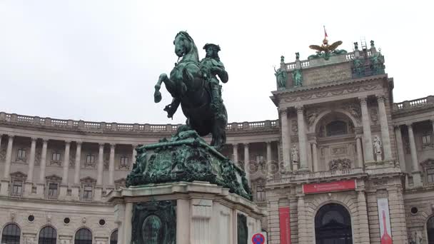 VIENA, AUSTRIA - 24 DE DICIEMBRE Steadicam plano de estatua frente a la Biblioteca Nacional de Austria en Heldenplatz. Destino turístico popular. Clip 4K — Vídeo de stock