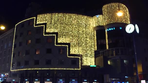 Wiedeń, Austria - 24 grudnia, Steadicam zastrzelony słynny postmodernistyczna Haas House centrum handlowego i restauracji w nocy. wideo 4k — Wideo stockowe