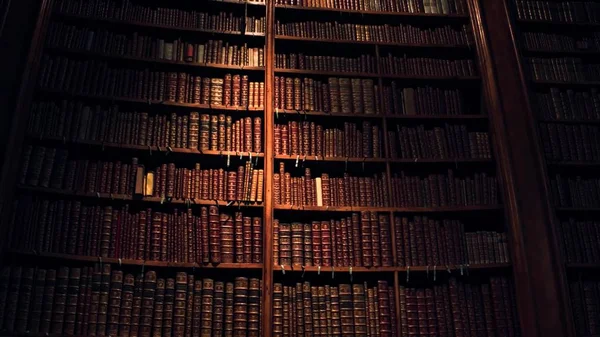 Grande coleção de livros antigos incógnitos — Fotografia de Stock