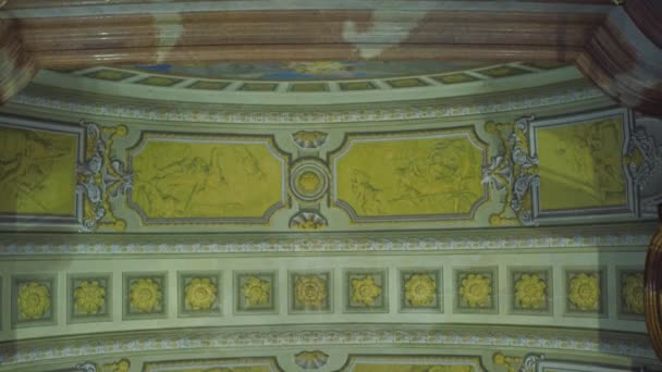 Vienna, Oostenrijk - 24 December, Steadicam barok plafond shot van de Österreichische Nationalbibliothek. 4k video — Stockvideo