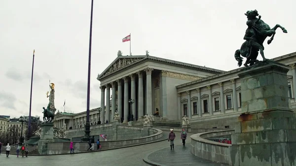 VIENA, AUSTRIA - DICIEMBRE, 24 Edificio del Parlamento austriaco en un día nublado —  Fotos de Stock