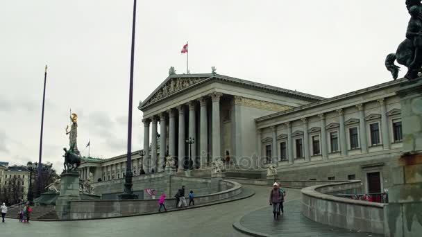 Vienna, Oostenrijk - 24 December, Steadicam schot van Oostenrijkse Parlementsgebouw. 4k video — Stockvideo