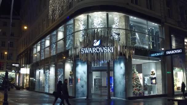 Vienna, Oostenrijk - 24 December, Steadicam schot van grote Swarovski opslaan in de avond. Oostenrijkse producent van gesneden lood glas. 4 k-clip — Stockvideo