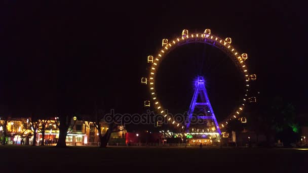 Wiedeń, Austria - 24 grudnia, Steadicam strzał Prater Wiener Riesenrad diabelskim młynem w godzinach wieczornych. Popularna miejscowość turystyczna. 4 k wideo — Wideo stockowe