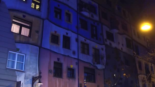 Bécs, Ausztria - December, 24 Steadicamnél lövés híres expresszionista Hundertwasser ház éjjel. 4k videóinak — Stock videók