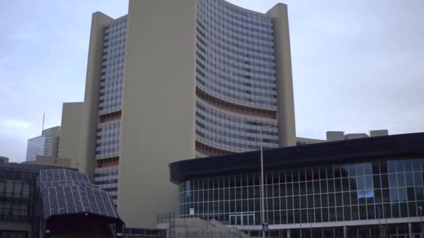 VIENA, AUSTRIA - DICIEMBRE, 24 Steadicam toma de los edificios del Centro Internacional. Sede de la Oficina de las Naciones Unidas. Vídeo 4K — Vídeos de Stock