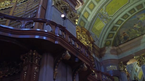 Vienna, Oostenrijk - 24 December, Steadicam interieur shot van de Österreichische Nationalbibliothek. 4k video — Stockvideo