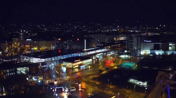VIENA, ÁUSTRIA - DEZEMBRO, 24 Estação ferroviária urbana iluminada e comboios em movimento à noite, vista aérea — Fotografia de Stock