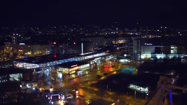 Bécs, Ausztria - December, 24 világító városi vasúti pályaudvar és a mozgó vonatok éjjel, légifelvételek. 4k videóinak — Stock videók