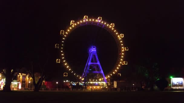 Prater Wiener Riesenrad diabelskim młynem w godzinach wieczornych. Popularna miejscowość turystyczna. 4 k steadicam wideo — Wideo stockowe