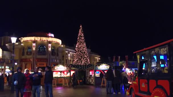 ВЕНА, Австрия - DECEMBER, 24 Steadicam снимок Рождества украшены Пратер общественного парка в вечернее время. Популярное туристическое направление. 4K видео — стоковое видео