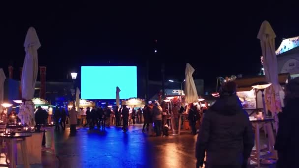 VIENA, ÁUSTRIA - DEZEMBRO, 24 Steadicam tiro de Prater Park cafés e cabines de comida de rua à noite. Destino turístico popular. Clipe 4K — Vídeo de Stock