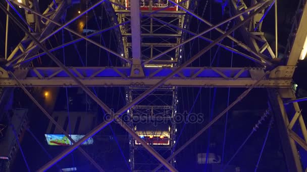 ВЕНА, Австрия - DECEMBER, 24 Tilt shot of famous Prater Wiener Riesenrad Ferris wheel in the evening. Популярное туристическое направление. Клип 4K POV — стоковое видео