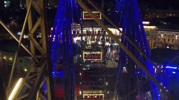 VIENNA, AUSTRIA - DICEMBRE, 24 POV ripresa della famosa ruota panoramica Prater Wiener Riesenrad la sera. Destinazione turistica popolare. Video 4K — Video Stock