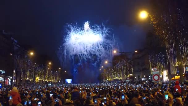 パリ, フランス - 12 月 31 日。有名な凱旋門、凱旋門の上の美しい新年花火。観光客のビデオや携帯電話で写真を撮影します。4 k クリップ — ストック動画
