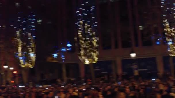 Paris, Frankrike - 31, December. Traditionella nyår fyrverkerier över berömda triumfbåge, Triumfbågen. Trångt Champs-Elysees street. 4k overhead panorera video — Stockvideo