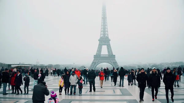 PARÍS, FRANCIA - DICIEMBRE, 31. Turistas multinacionales tomando fotos y haciendo selfie cerca de la Torre Eiffel, el monumento francés más famoso — Foto de Stock