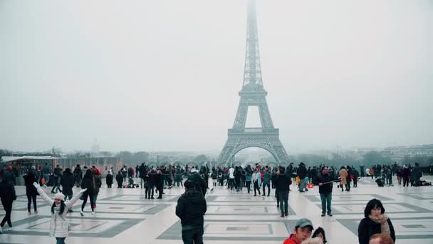 Paříž, Francie - prosinec, 31. Steadicam záběr multinatonal turistů, fotografování a tvorby selfie poblíž Eiffelova věž, nejslavnější francouzský mezník a turistické destinace. 4k video — Stock video