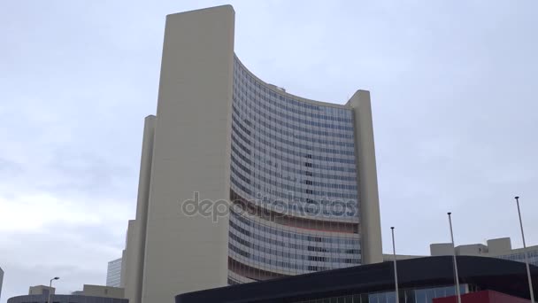 Wien, Österreich - 24. Dezember 2016 Steadicam-Aufnahme von Bürogebäuden der Vereinigten Staaten, unov oder uno city. Ein komplexer Komplex. 4k-Video — Stockvideo