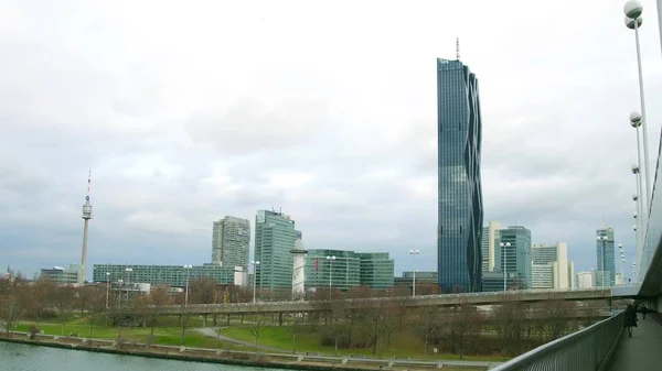 Vídeň, Rakousko - prosinec, 25 břehu zastřelil, zahrnující Danube Tower, mezinárodní centrum, sídla organizace spojených národů a Donau City mrakodrap — Stock fotografie