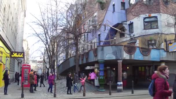 VIENA, AUSTRIA - 24 DE DICIEMBRE DE 2016Turistas tomando fotos cerca del famoso expresionista Hundertwasser House 4K video — Vídeo de stock