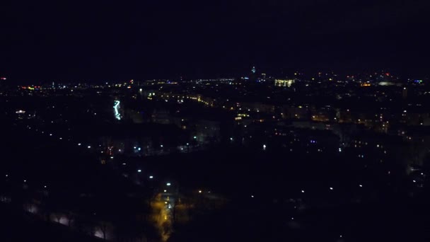 Paisaje urbano de Viena por la noche, Austria. Vista desde arriba 4K pan video — Vídeos de Stock