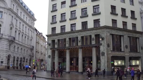 VIENA, AUSTRIA - 24 DE DICIEMBRE DE 2016 Steadicam toma de la histórica oficina de Raiffeisenbank Wein en la Plaza Michaelerplatz. 4K estableciendo vídeo — Vídeo de stock