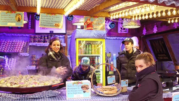 PARIS, FRANÇA - DEZEMBRO, 31. Natal e Ano Novo mercado fast food stall vendedores. Sanduíches tradicionais de foie gras — Fotografia de Stock