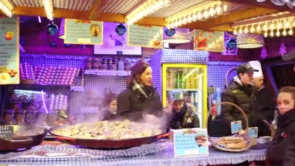 パリ, フランス - 2016 年 12 月 31 日。クリスマスと新年の市場ファーストフード屋台ベンダーのステディカム ショット。伝統的なフォアグラのサンドイッチ。4 k ビデオ — ストック動画