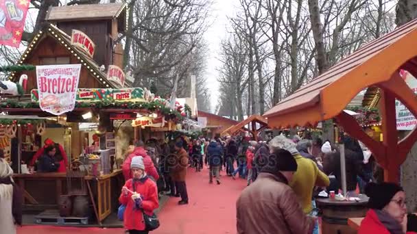 Paříž, Francie - 31 prosinec 2016. Steadicam záběr vánoční a novoroční trh s tradiční stánky. 4k video — Stock video
