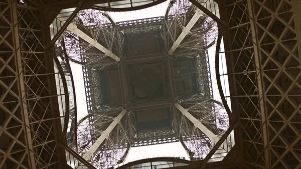 Eiffelturm, Blick von unten in die Mitte — Stockfoto