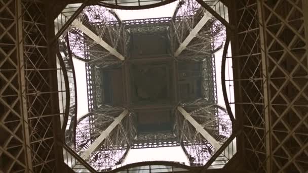 Torre Eiffel, vista al centro desde abajo. Vídeo de rotación 4K — Vídeos de Stock