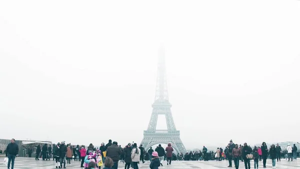 Paris, Frankrijk - 31 December. Multinatonal toeristen maken van foto's en selfies in de buurt van Eiffel Tower op een mistige dag. De populairste Franse landmark — Stockfoto
