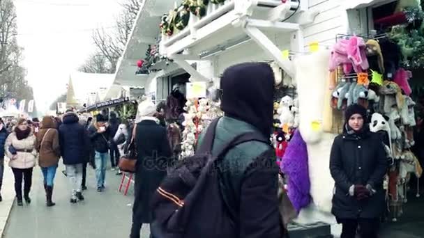 PARIS, FRANÇA - DEZEMBRO, 31 de dezembro de 2016. POV steadicam tiro de Natal tradicional e mercado de Ano Novo. Especialidades e vendedores de barracas de lembranças. Clipe 4K — Vídeo de Stock