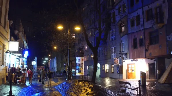 维也纳，奥地利-2016 年 12 月 24 日游客晚上附近著名的表现主义汉德瓦萨房子走 — 图库照片