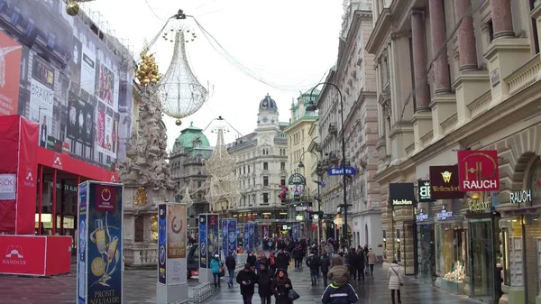 Wien, Österrike - December 24, 2016. Trångt jul inredda turistiska street — Stockfoto