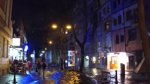 ВЕНА, АВСТРИЯ - 24 ДЕКАБРЯ 2016 года Стэдикам снимает туристов, гуляющих возле знаменитого экспрессионистского дома Хундертвассер ночью. 4K клип — стоковое видео