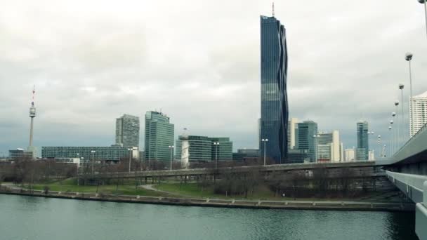 ВЕНА, Австрия - 25 ДЕКАБРЯ 2016 г. Фантастический снимок ривербенка с Дунайской башней, небоскребом "Сити" и Международным центром, местом расположения Организации Объединенных Наций. 4K видео — стоковое видео