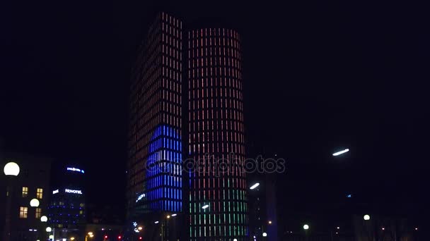 VIENA, ÁUSTRIA - DEZEMBRO, 24, 2016. Steadicam tiro de edifício de escritórios iluminado arranha-céus à noite. Vídeo 4K — Vídeo de Stock