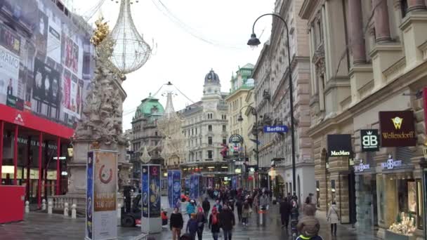 VIENA, ÁUSTRIA - DEZEMBRO, 24, 2016. Overhead steadicam tiro de Natal lotado decorado rua turística. Vídeo 4K — Vídeo de Stock
