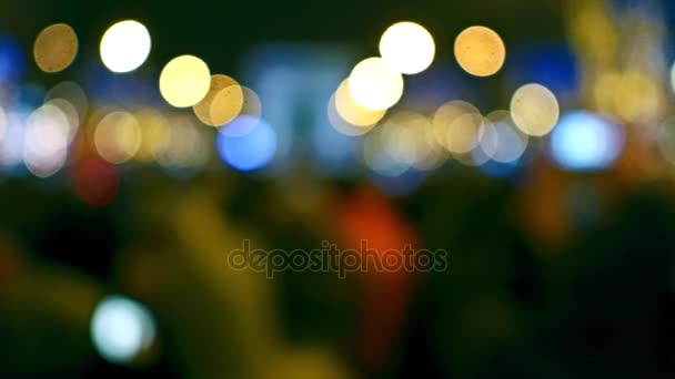 Défocalisé décoré rue des Champs-Élysées et illuminé Arc de Triomphe sur la veille du Nouvel An. 4K fond bokeh vidéo — Video