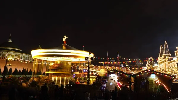 Moskova, Rusya - Ocak, 2, 2017. Geleneksel yeni yıl ve Noel piyasasında Kızıl meydan. Tatil merry go round — Stok fotoğraf