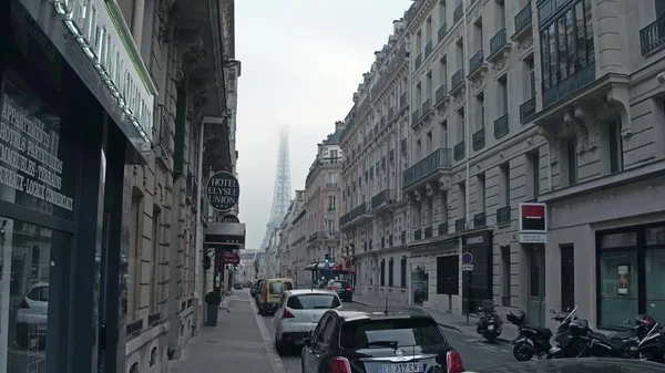 PARIS, FRANÇA - DEZEMBRO, 31 de dezembro de 2016. Rua típica parisiense. Torre Eiffel distante em um dia nebuloso — Fotografia de Stock