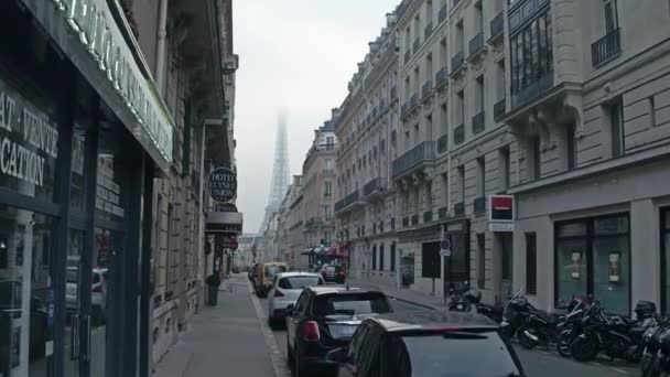 PARIS, FRANCE - DECEMBER, 31, 2016. POV steadicam walk through typical Parisian street. Distant Eiffel Tower on a foggy day. 4K video — Stock Video